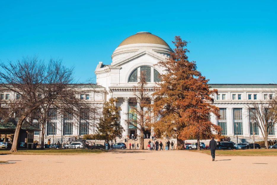 Trump issues executive order to reform Smithsonian museum displays Trump issues executive order to reform Smithsonian museum displays